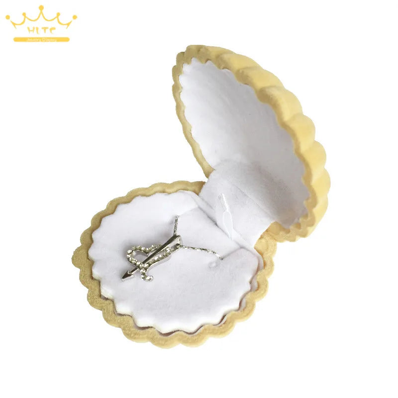 Wholesale 50Pcs/lot Shell Shape Lovely Velvet Wedding Engagement Ring Box for Earrings Necklace Chain Jewelry Display Gift Box
